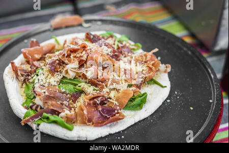 Tortilla mit Rucola, Parma Schinken Schinken und Käse zu einem Street Food Markt Stockfoto