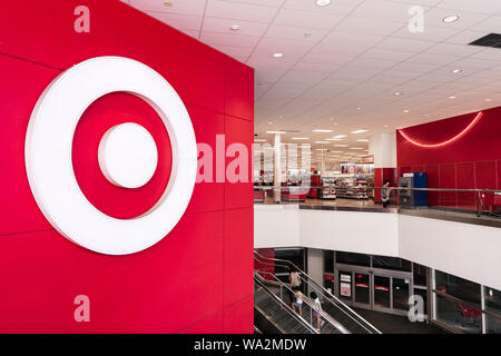 August 16, 2019 Sunnyvale/CA/USA-Target-Symbol am Eingang zu einem Store in South San Francisco Bay Area angezeigt Stockfoto