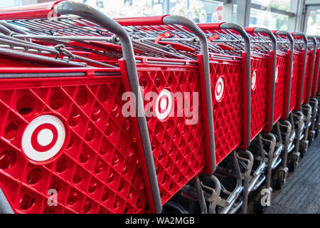 August 16, 2019 Sunnyvale/CA/USA - gestapelt Ziel Shopping Carts mit dem Logo des Unternehmens auf der anderen Seite ist ein Volltreffer Stockfoto