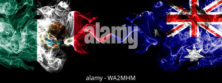Mexiko gegen Australien, Australischer smoky mystic Flaggen nebeneinander. Dicke farbige seidig abstrakte raucht Banner aus Mexiko und Australien, Australien Stockfoto