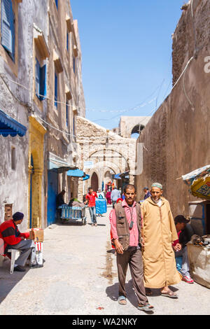 Essaouira, Marokko - 14. September 2010: Männer hinunter eine Straße in der Altstadt. Die Stadt liegt am Ufer des Atlantiks. Stockfoto