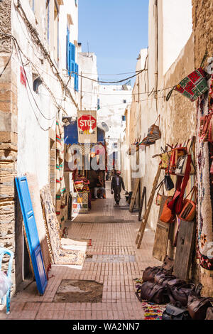 Essaouira, Marokko - 14. September 2010: eine schmale Straße in der Altstadt. Die Stadt liegt am Ufer des Atlantiks. Stockfoto