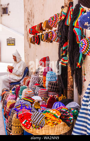 Essaouira, Marokko - 14. September 2010: Mann verkaufen Hüte auf der Straße in der Altstadt. Die Stadt liegt am Ufer des Atlantiks. Stockfoto