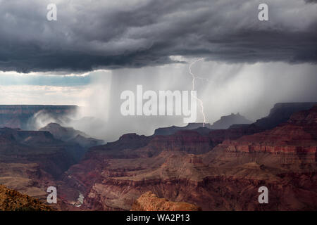 Ein Gewitter schlägt ein, während ein starkes Gewitter starken Regen über dem Grand Canyon im Grand Canyon National Park, Arizona, USA, abgibt Stockfoto