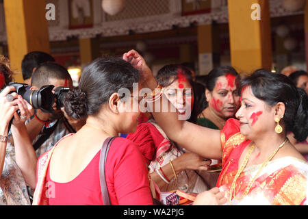 Frauen feiern Durga Puja, Kolkata, Westbengalen, Indien Stockfoto