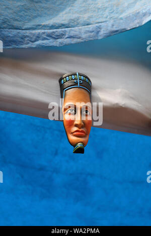 Nahaufnahme einer hängenden ägyptischen Maske Stockfoto