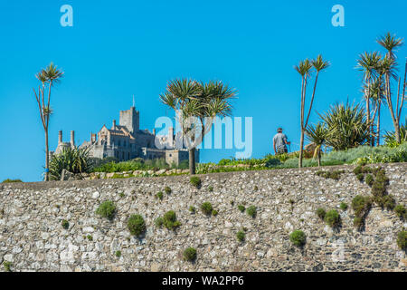 Ein Gärtner, der seinen Garten, direkt am Wasser und im charaktervollen Dorf Marazion (St Michael's Mount), Cornwall, England, Großbritannien. Stockfoto