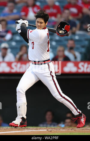 Anaheim, Kalifornien, USA. 16 Aug, 2019. August 16, 2019 - Los Angeles Angels Designated Hitter Shohei Ohtani (17) schwenkt aus seinem Helm während einer Bei bat während des Spiels zwischen den Chicago White Sox und die Los Angeles Engel von Anaheim im Angel Stadium in Anaheim, CA, (Foto von Peter Joneleit, Cal Sport Media) Credit: Cal Sport Media/Alamy leben Nachrichten Stockfoto