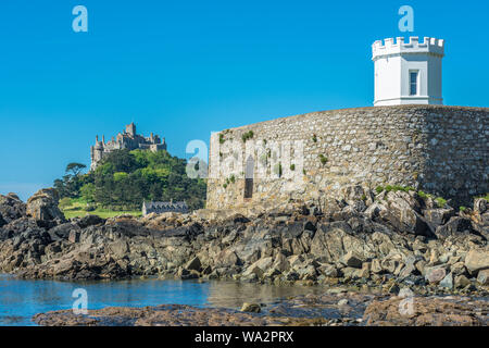 Die charaktervollen Dorf mit kleinen weißen Turm von Marazion und St. Michael's Mount nach hinten, Cornwall, England, Großbritannien. Stockfoto