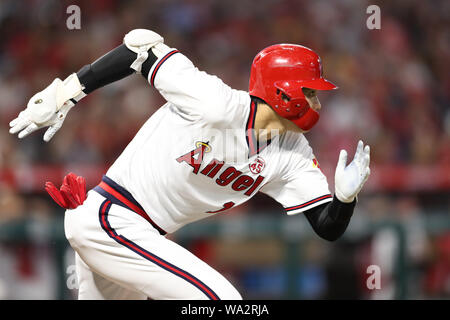 Anaheim, Kalifornien, USA. 16 Aug, 2019. August 16, 2019 - Los Angeles Angels Designated Hitter Shohei Ohtani (17) läuft nach der ersten Kontaktaufnahme an der Platte während des Spiels zwischen den Chicago White Sox und die Los Angeles Engel von Anaheim im Angel Stadium in Anaheim, CA, (Foto von Peter Joneleit, Cal Sport Media) Credit: Cal Sport Media/Alamy leben Nachrichten Stockfoto