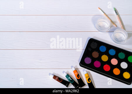Geschmack von Wasser Farbe Farbe auf die weiße Holztisch Stockfoto