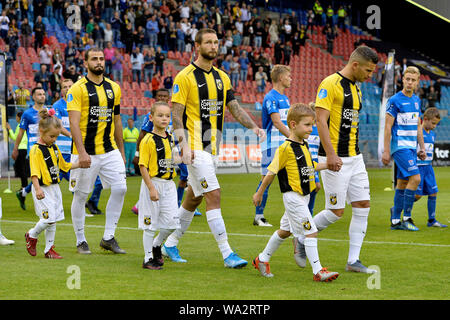 Arnheim, Niederlande. 16 Aug, 2019. Arnheim, 16-08-2019, GELREDOME, Saison 2019/2020, niederländischen Eredivisie, Line-up vor dem Spiel Vitesse-PEC Zwolle 3-0 Credit: Pro Schüsse/Alamy leben Nachrichten Stockfoto