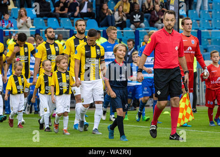 Arnheim, Niederlande. 16 Aug, 2019. Arnheim, 16-08-2019, GELREDOME, Saison 2019/2020, niederländischen Eredivisie, Line-up vor dem Spiel Vitesse-PEC Zwolle 3-0 Credit: Pro Schüsse/Alamy leben Nachrichten Stockfoto