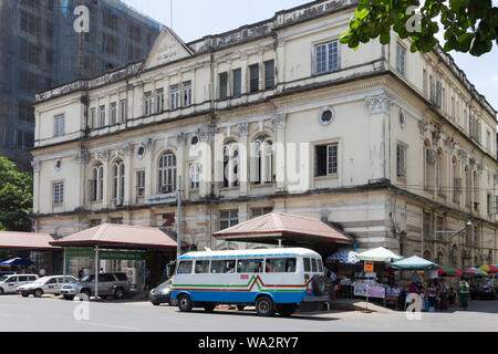 YANGON, Myanmar am 8. Mai 2014: koloniale Architektur. Wird nun versucht, viele der Yangons koloniale Architektur Gebäude wieder herzustellen. Stockfoto