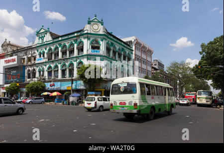 Yangon, Myanmar-May 8 2014: Ein Bus geht durch eine Kreuzung in der Stadt. Busse sind die wichtigste Form der Transport in Yangon. Stockfoto