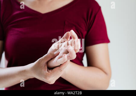 Frau handgelenk Arm Schmerzen lange arbeiten. Büro-Syndrom Gesundheit und Medizin Konzept Stockfoto