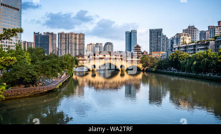 Anzeigen von Anshun Brücke auf Tages- und die Stadt und den Fluss Panorama in Chengdu Sichuan China Stockfoto