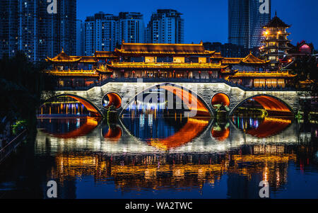 Einen malerischen Blick auf das beleuchtete Anshun bridge bei nacht in Chengdu Sichuan China Stockfoto