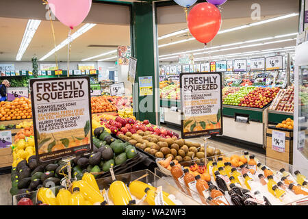 Frisch gepresster Orangensaft und frische Früchte auf Verkauf zu einem Supermarkt in Sydney, Australien Stockfoto