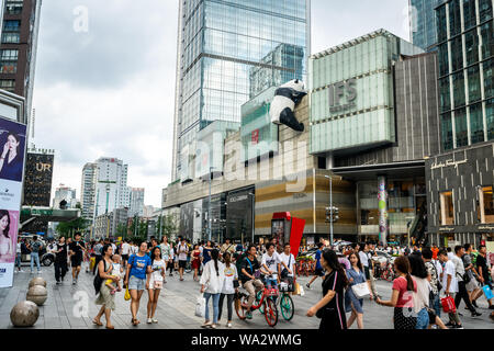 Chengdu Sichuan China, 3. August 2019: Ansicht von IFS Shopping Mall mit Panda Statue in Chunxi Straße Bezirk von Chengdu Sichuan China Stockfoto