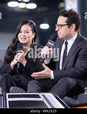 Kelly Marie Tran und JJ Abrams sind auf "Star Wars"-Show" bei Star Wars Celebration für das Aufkommen von Skywalker interviewt Stockfoto