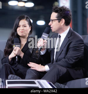 Kelly Marie Tran und JJ Abrams sind auf "Star Wars"-Show" bei Star Wars Celebration für das Aufkommen von Skywalker interviewt Stockfoto