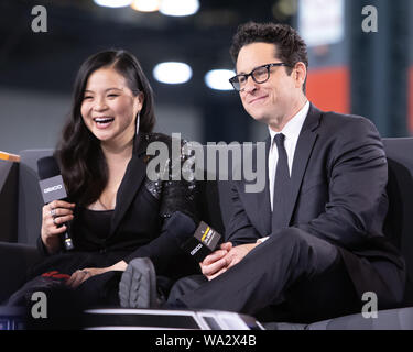 Kelly Marie Tran und JJ Abrams sind auf "Star Wars"-Show" bei Star Wars Celebration für das Aufkommen von Skywalker interviewt Stockfoto