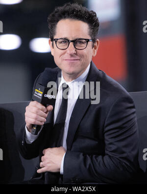 Kelly Marie Tran und JJ Abrams sind auf "Star Wars"-Show" bei Star Wars Celebration für das Aufkommen von Skywalker interviewt Stockfoto