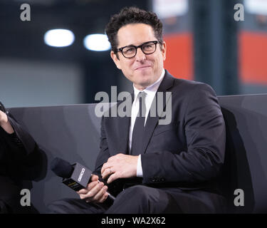 Kelly Marie Tran und JJ Abrams sind auf "Star Wars"-Show" bei Star Wars Celebration für das Aufkommen von Skywalker interviewt Stockfoto