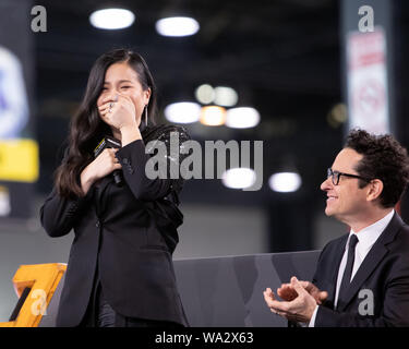Kelly Marie Tran und JJ Abrams sind auf "Star Wars"-Show" bei Star Wars Celebration für das Aufkommen von Skywalker interviewt Stockfoto