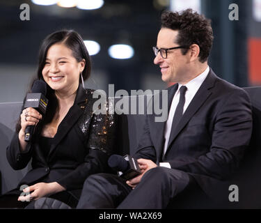 Kelly Marie Tran und JJ Abrams sind auf "Star Wars"-Show" bei Star Wars Celebration für das Aufkommen von Skywalker interviewt Stockfoto