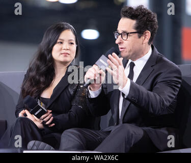 Kelly Marie Tran und JJ Abrams sind auf "Star Wars"-Show" bei Star Wars Celebration für das Aufkommen von Skywalker interviewt Stockfoto
