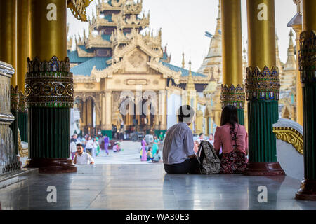 Yangon, Myanmar - Januar 5, 2016: Leute, die Shwedagon Pagode in Yangon, Myanmar. Stockfoto