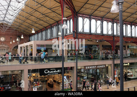 Bolton Marktplatz das in ein modernes Einkaufszentrum umgewandelt wurde, wobei die ursprünglichen viktorianischen Schmiedearbeiten der Markthalle. foto DON TONGE Stockfoto