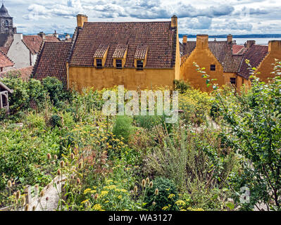 Die wild wachsenden mittelalterlichen hinteren Garten des National Trust für Schottland erhalten folgende Sehenswürdigkeiten: Culross Palace in folgende Sehenswürdigkeiten: Culross Fife Schottland Stockfoto