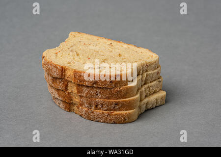 Vier Scheiben Brot auf grauem Hintergrund Stockfoto