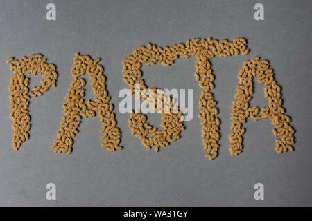 Das Wort "Pasta in Teigwaren auf grauem Hintergrund Stockfoto