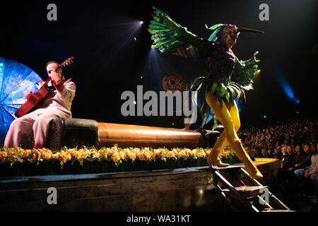 Calgary, Alberta, Kanada. 16 Aug, 2019. Cirque du Soleil Luzia Premiere in Calgary, in einer Art akrobatischen fühlt sich unter dem großen oben, als der Fokus ist eine Hommage an die mexikanische Kunst, Kultur, Traditionen, Töne und Farben. Credit: Baden Roth/ZUMA Draht/Alamy leben Nachrichten Stockfoto