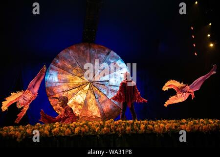 Calgary, Alberta, Kanada. 16 Aug, 2019. Cirque du Soleil Luzia Premiere in Calgary, in einer Art akrobatischen fühlt sich unter dem großen oben, als der Fokus ist eine Hommage an die mexikanische Kunst, Kultur, Traditionen, Töne und Farben. Credit: Baden Roth/ZUMA Draht/Alamy leben Nachrichten Stockfoto