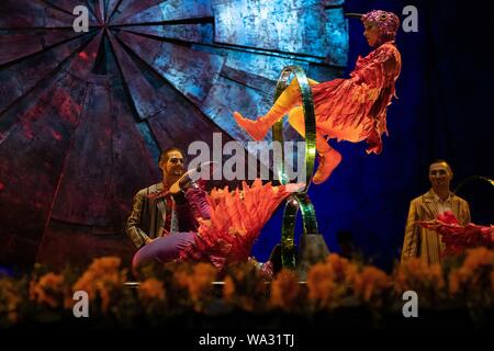 Calgary, Alberta, Kanada. 16 Aug, 2019. Cirque du Soleil Luzia Premiere in Calgary, in einer Art akrobatischen fühlt sich unter dem großen oben, als der Fokus ist eine Hommage an die mexikanische Kunst, Kultur, Traditionen, Töne und Farben. Credit: Baden Roth/ZUMA Draht/Alamy leben Nachrichten Stockfoto