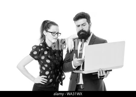Business Beratung. Erfahrene Finanzexperte mit Laptop. Mann und Frau Consulting Business. B2B-Consulting. Marketing Team Konzept. Partnerschaft und Kooperation. Beratung und Förderung. Stockfoto