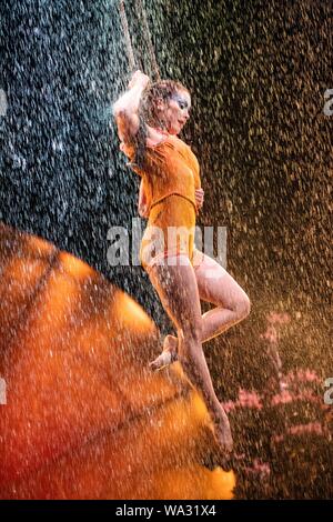 Calgary, Alberta, Kanada. 16 Aug, 2019. Cirque du Soleil Luzia Premiere in Calgary, in einer Art akrobatischen fühlt sich unter dem großen oben, als der Fokus ist eine Hommage an die mexikanische Kunst, Kultur, Traditionen, Töne und Farben. Credit: Baden Roth/ZUMA Draht/Alamy leben Nachrichten Stockfoto