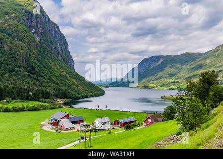 Bergpanorama mit typisch norwegische Holz- Bauernhaus in Forde in Sogn og county Fjorden in Norwegen Stockfoto