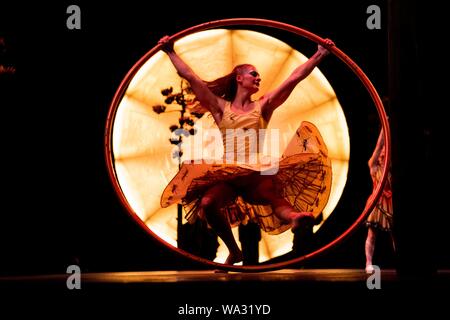 Calgary, Alberta, Kanada. 16 Aug, 2019. Cirque du Soleil Luzia Premiere in Calgary, in einer Art akrobatischen fühlt sich unter dem großen oben, als der Fokus ist eine Hommage an die mexikanische Kunst, Kultur, Traditionen, Töne und Farben. Credit: Baden Roth/ZUMA Draht/Alamy leben Nachrichten Stockfoto