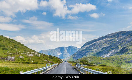 Roadtrip entlang der malerischen Route Gaularfjellet von sognefjorden zu Fossheimen in Norwegen Stockfoto