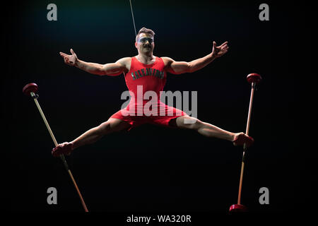 Calgary, Alberta, Kanada. 16 Aug, 2019. Cirque du Soleil Luzia Premiere in Calgary, in einer Art akrobatischen fühlt sich unter dem großen oben, als der Fokus ist eine Hommage an die mexikanische Kunst, Kultur, Traditionen, Töne und Farben. Credit: Baden Roth/ZUMA Draht/Alamy leben Nachrichten Stockfoto
