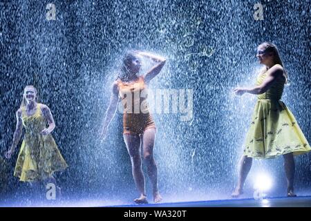 Calgary, Alberta, Kanada. 16 Aug, 2019. Cirque du Soleil Luzia Premiere in Calgary, in einer Art akrobatischen fühlt sich unter dem großen oben, als der Fokus ist eine Hommage an die mexikanische Kunst, Kultur, Traditionen, Töne und Farben. Credit: Baden Roth/ZUMA Draht/Alamy leben Nachrichten Stockfoto