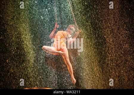 Calgary, Alberta, Kanada. 16 Aug, 2019. Cirque du Soleil Luzia Premiere in Calgary, in einer Art akrobatischen fühlt sich unter dem großen oben, als der Fokus ist eine Hommage an die mexikanische Kunst, Kultur, Traditionen, Töne und Farben. Credit: Baden Roth/ZUMA Draht/Alamy leben Nachrichten Stockfoto