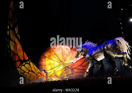 Calgary, Alberta, Kanada. 16 Aug, 2019. Cirque du Soleil Luzia Premiere in Calgary, in einer Art akrobatischen fühlt sich unter dem großen oben, als der Fokus ist eine Hommage an die mexikanische Kunst, Kultur, Traditionen, Töne und Farben. Credit: Baden Roth/ZUMA Draht/Alamy leben Nachrichten Stockfoto