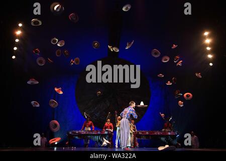 Calgary, Alberta, Kanada. 16 Aug, 2019. Cirque du Soleil Luzia Premiere in Calgary, in einer Art akrobatischen fühlt sich unter dem großen oben, als der Fokus ist eine Hommage an die mexikanische Kunst, Kultur, Traditionen, Töne und Farben. Credit: Baden Roth/ZUMA Draht/Alamy leben Nachrichten Stockfoto